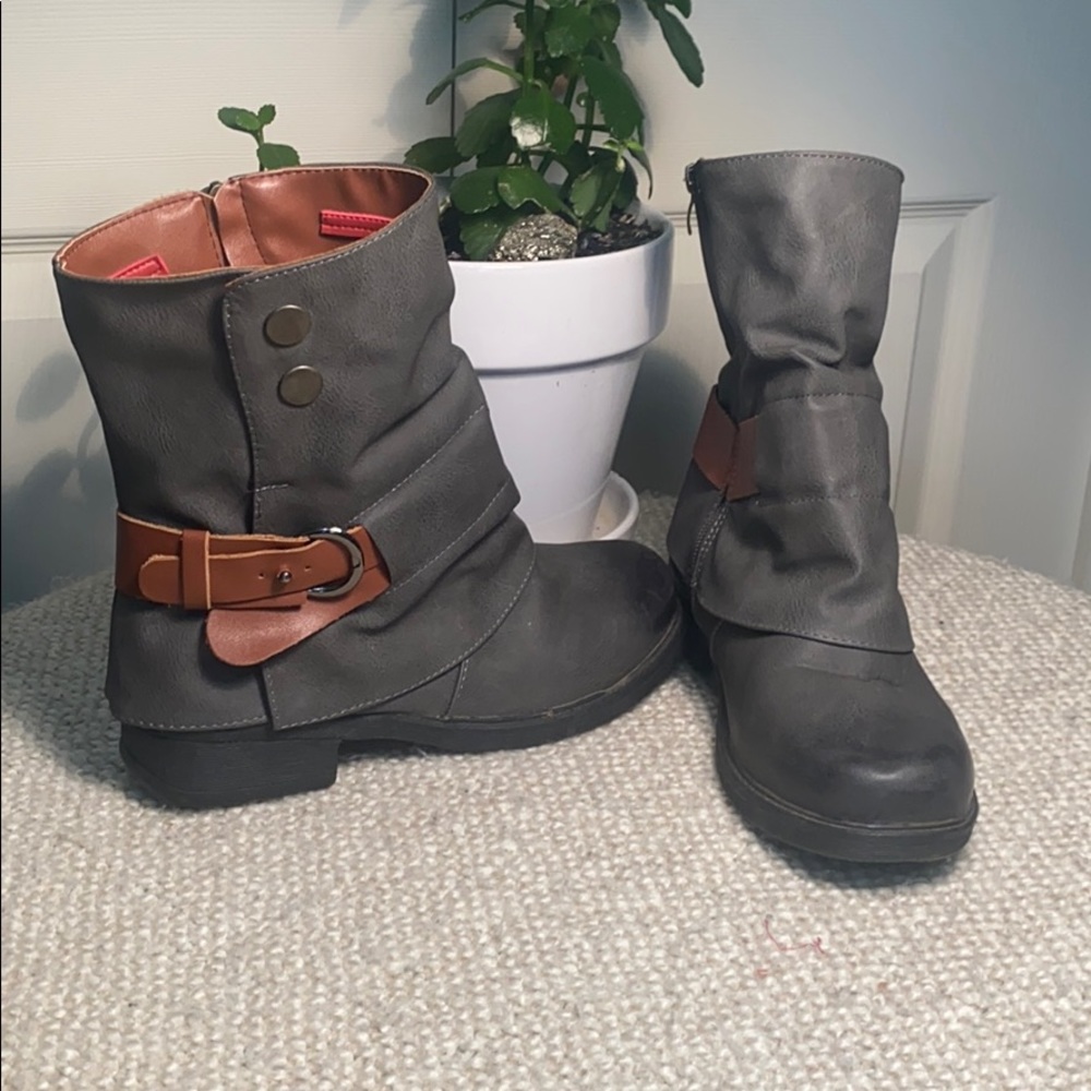 Moto boots with side zipper
